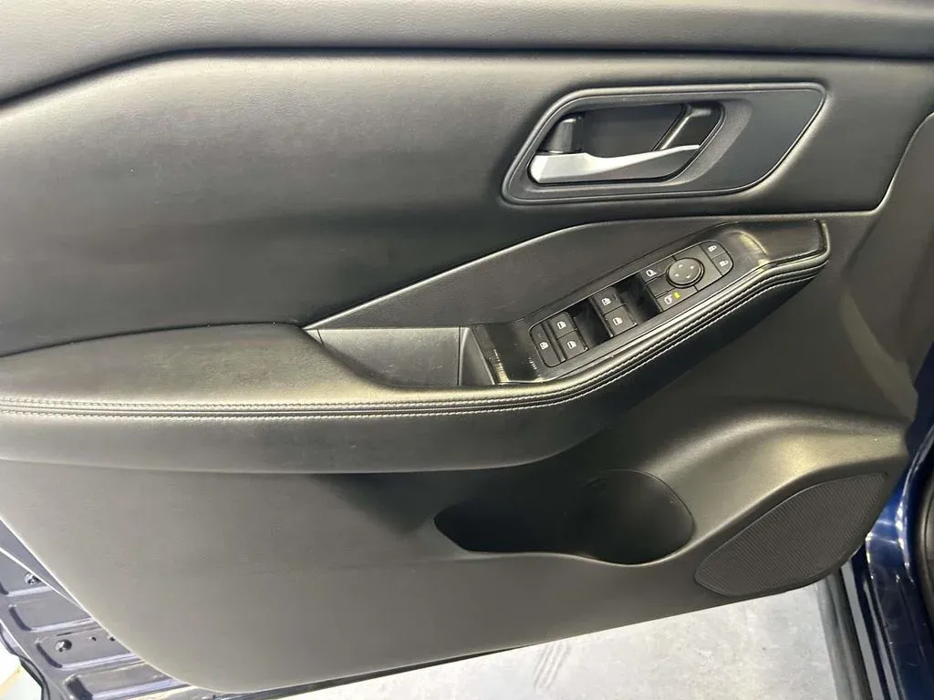 2024 Nissan Rogue SV thumbnail 15