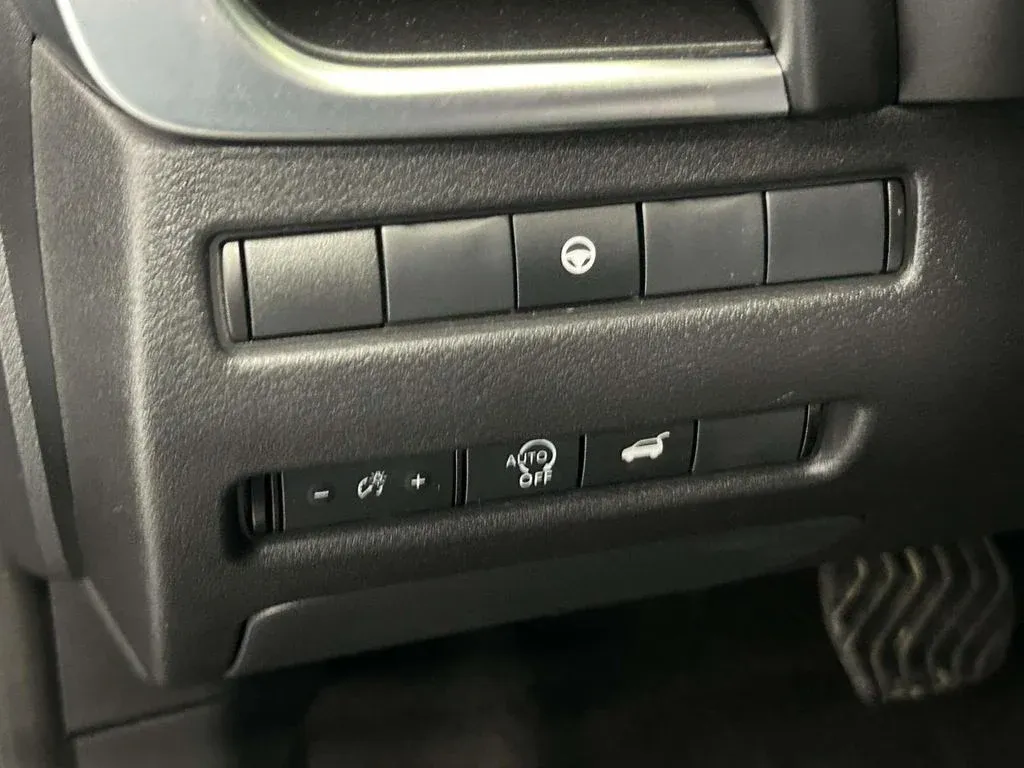 2024 Nissan Rogue SV thumbnail 17