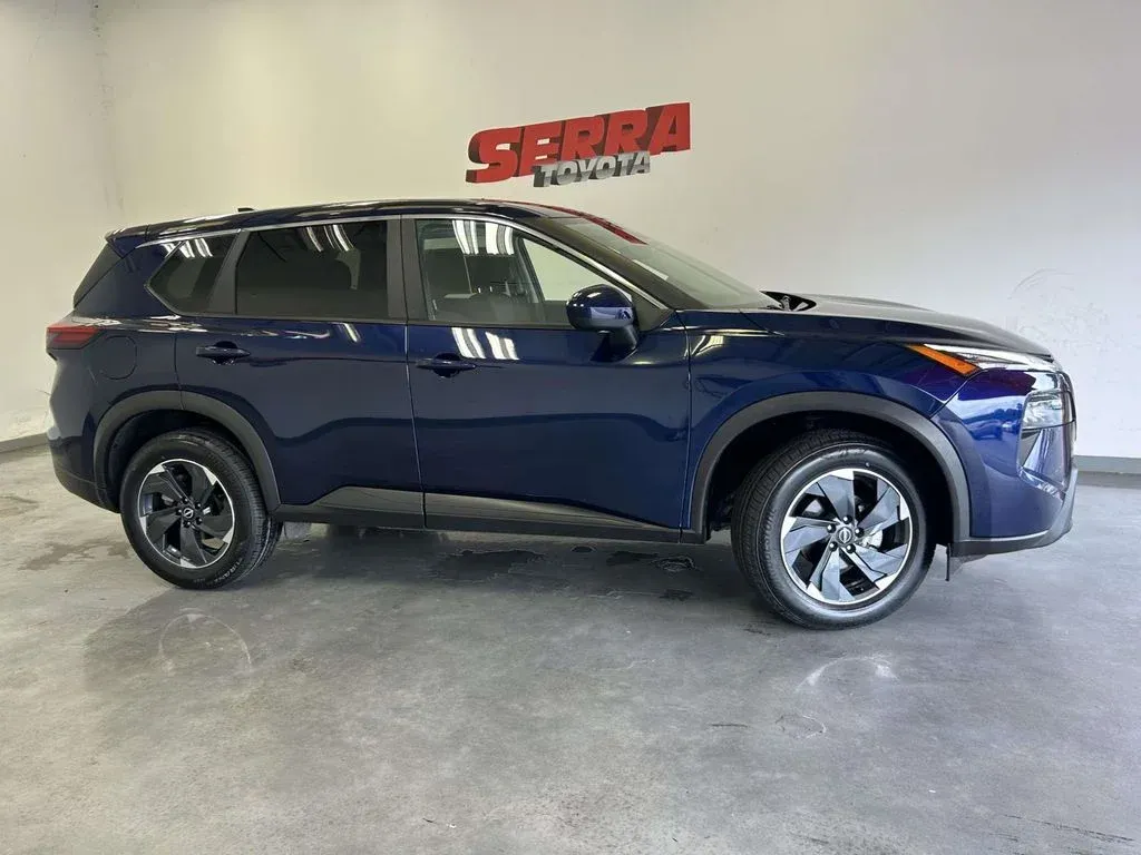 2024 Nissan Rogue SV thumbnail 2