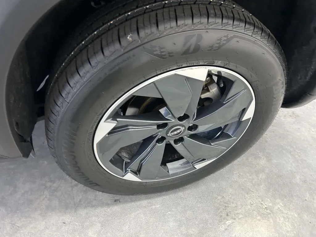2024 Nissan Rogue SV thumbnail 9