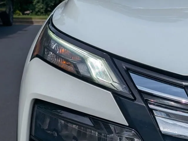 2024 Nissan Rogue SV thumbnail 13
