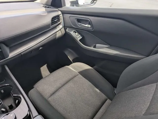 2024 Nissan Rogue SV thumbnail 17