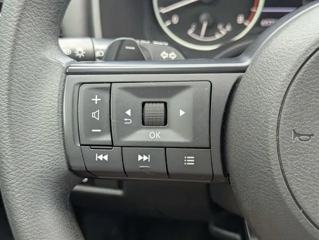 2024 Nissan Rogue SV thumbnail 24
