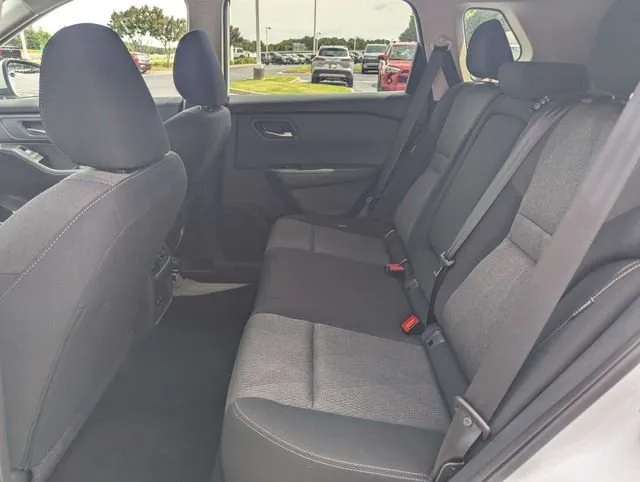 2024 Nissan Rogue SV thumbnail 8