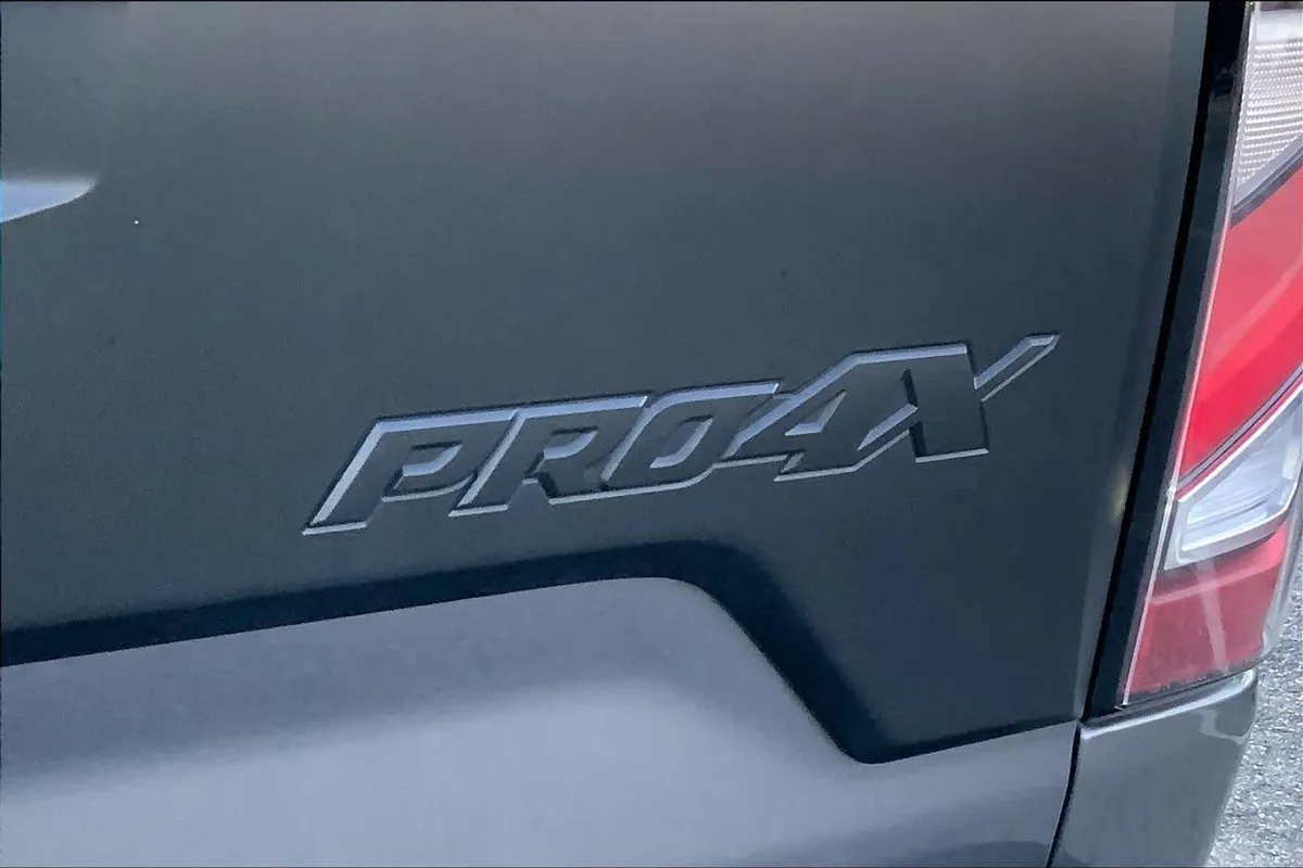 2024 Nissan Titan PRO-4X thumbnail 10