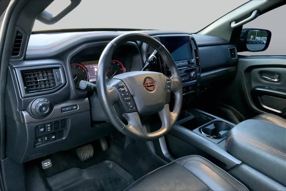 2024 Nissan Titan PRO-4X thumbnail 17