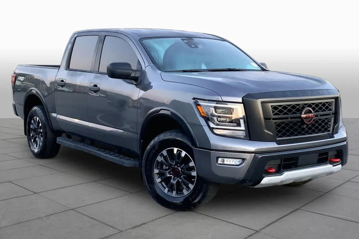 2024 Nissan Titan PRO-4X thumbnail 3