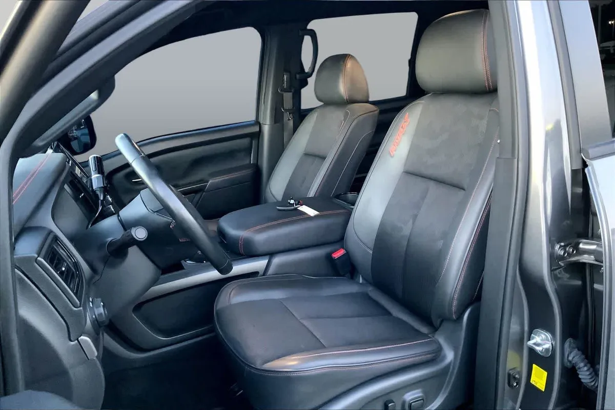 2024 Nissan Titan PRO-4X thumbnail 8