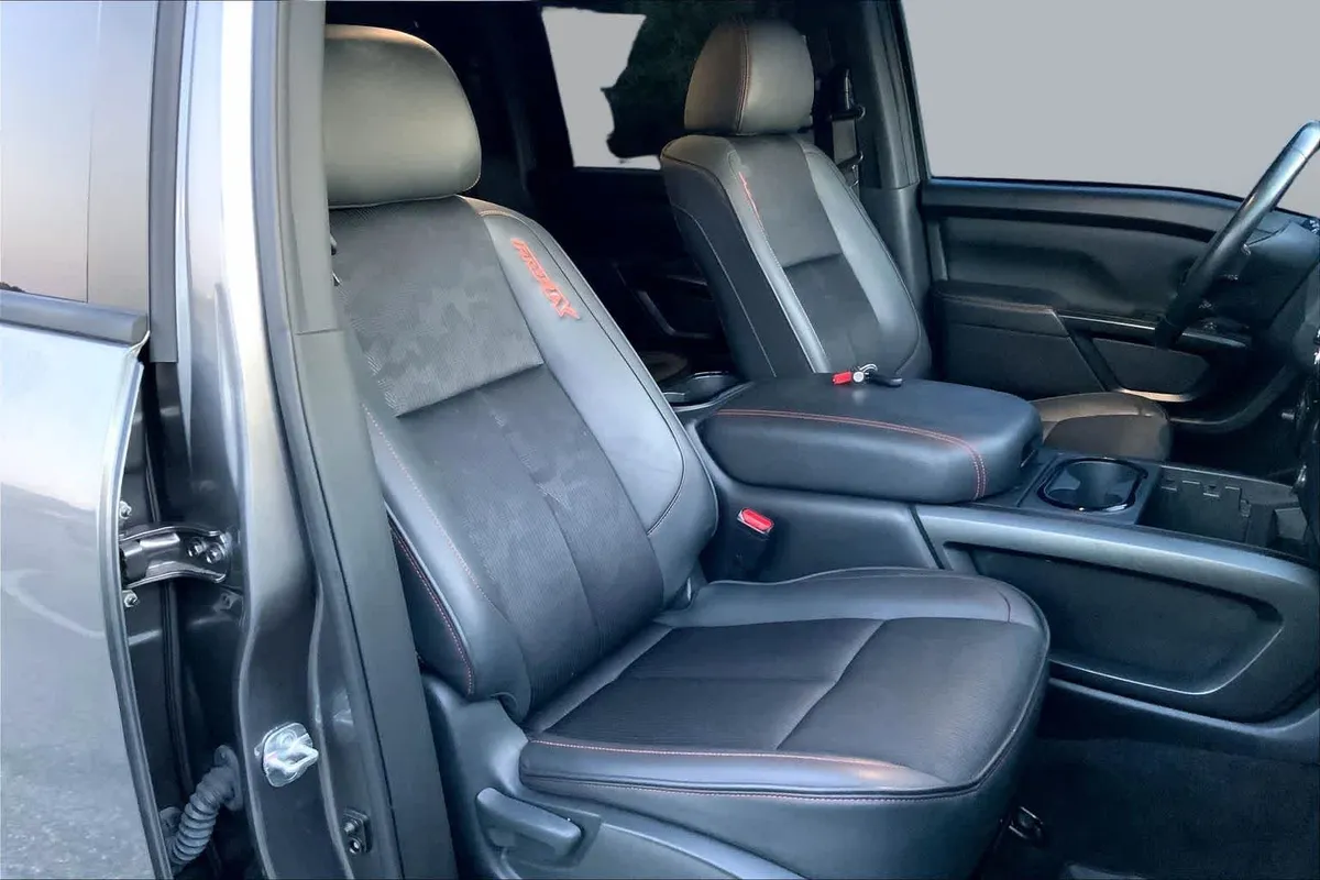2024 Nissan Titan PRO-4X thumbnail 9
