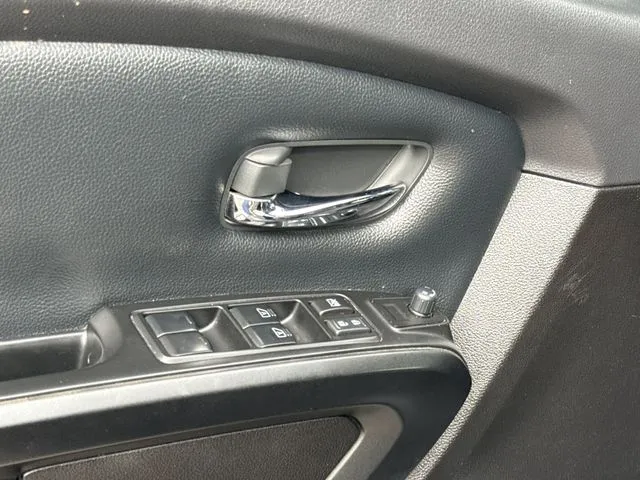 2024 Nissan Titan PRO-4X thumbnail 15