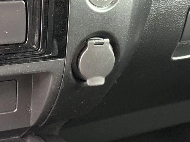 2024 Nissan Titan PRO-4X thumbnail 30