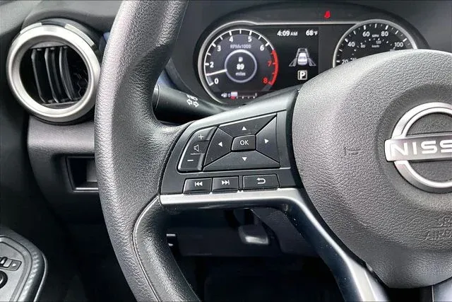 2024 Nissan Versa 1.6 SV thumbnail 10
