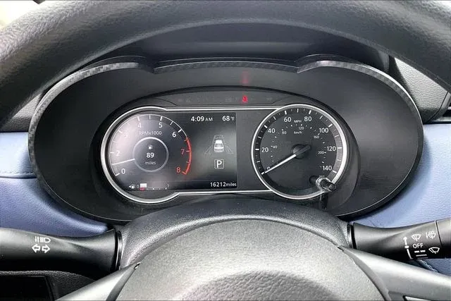 2024 Nissan Versa 1.6 SV thumbnail 12