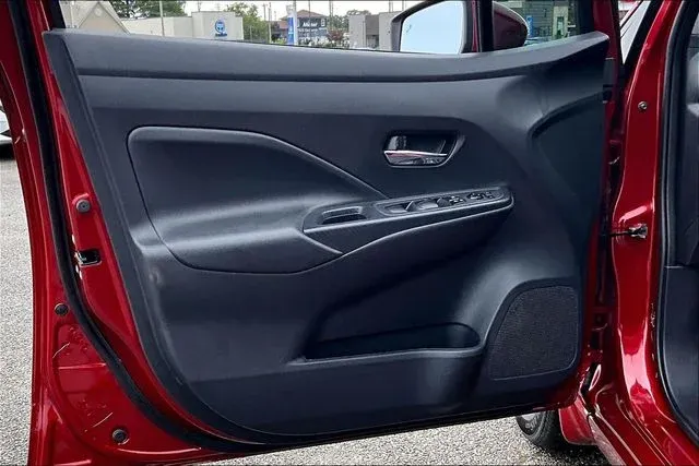 2024 Nissan Versa 1.6 SV thumbnail 17