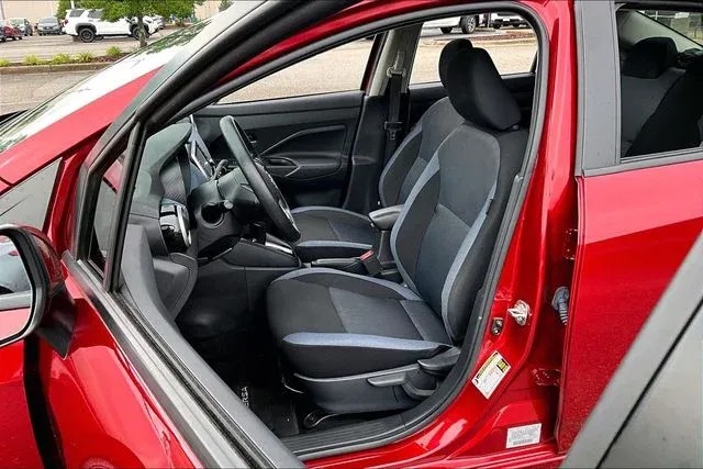 2024 Nissan Versa 1.6 SV thumbnail 18