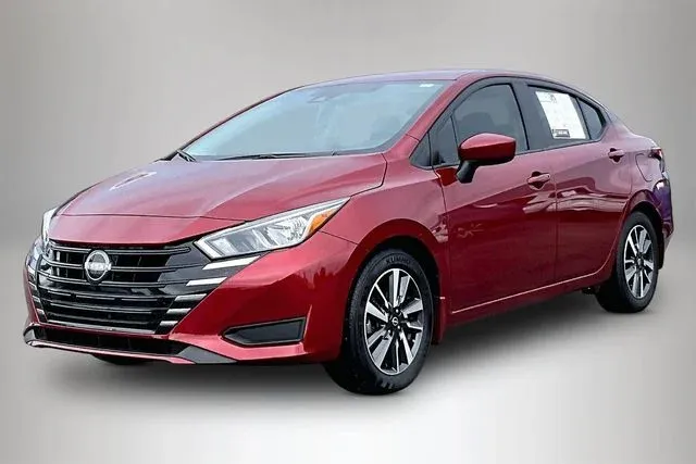 2024 Nissan Versa 1.6 SV thumbnail 2