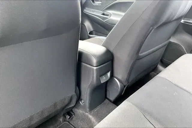 2024 Nissan Versa 1.6 SV thumbnail 24