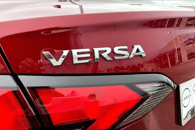 2024 Nissan Versa 1.6 SV thumbnail 25