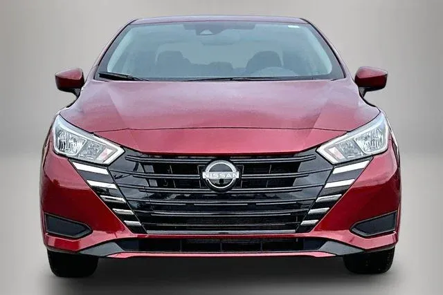 2024 Nissan Versa 1.6 SV thumbnail 3