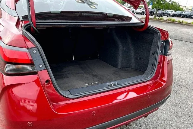 2024 Nissan Versa 1.6 SV thumbnail 32