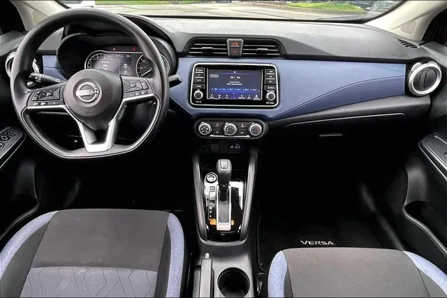 2024 Nissan Versa 1.6 SV thumbnail 7