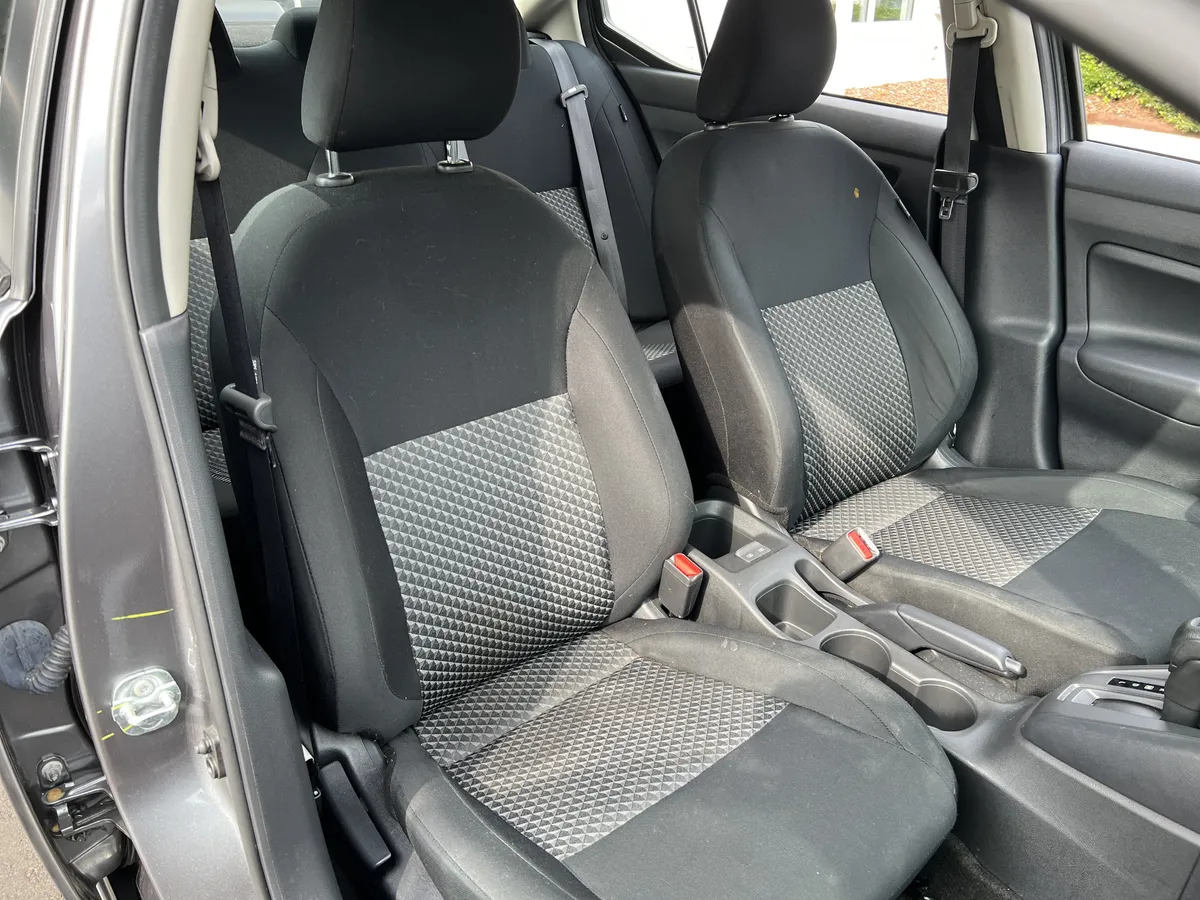 2024 Nissan Versa S thumbnail 31