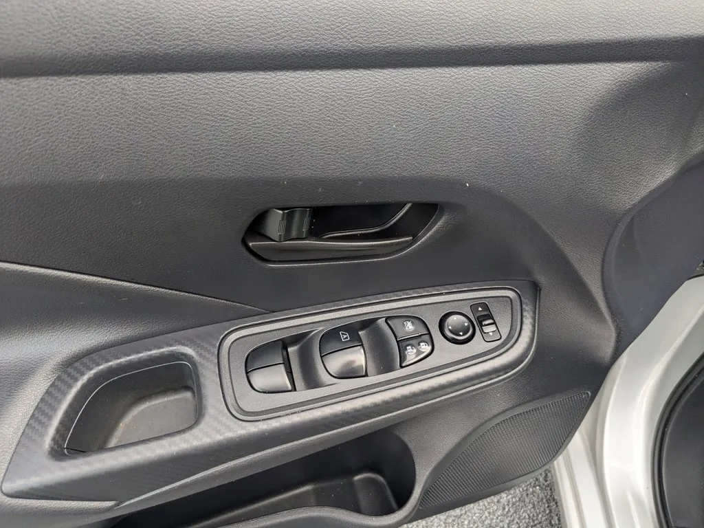 2024 Nissan Versa S thumbnail 12
