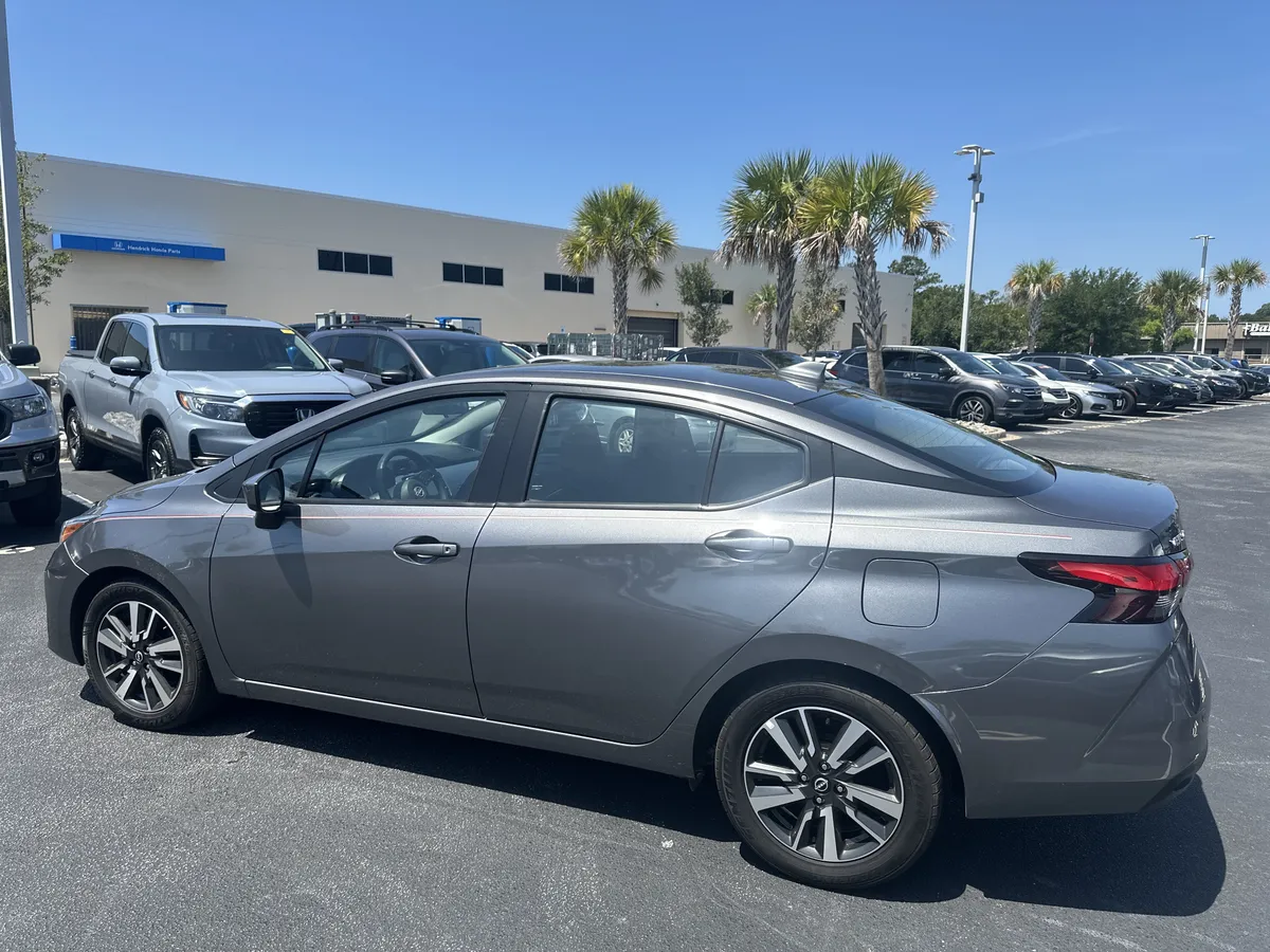 2024 Nissan Versa SV thumbnail 2