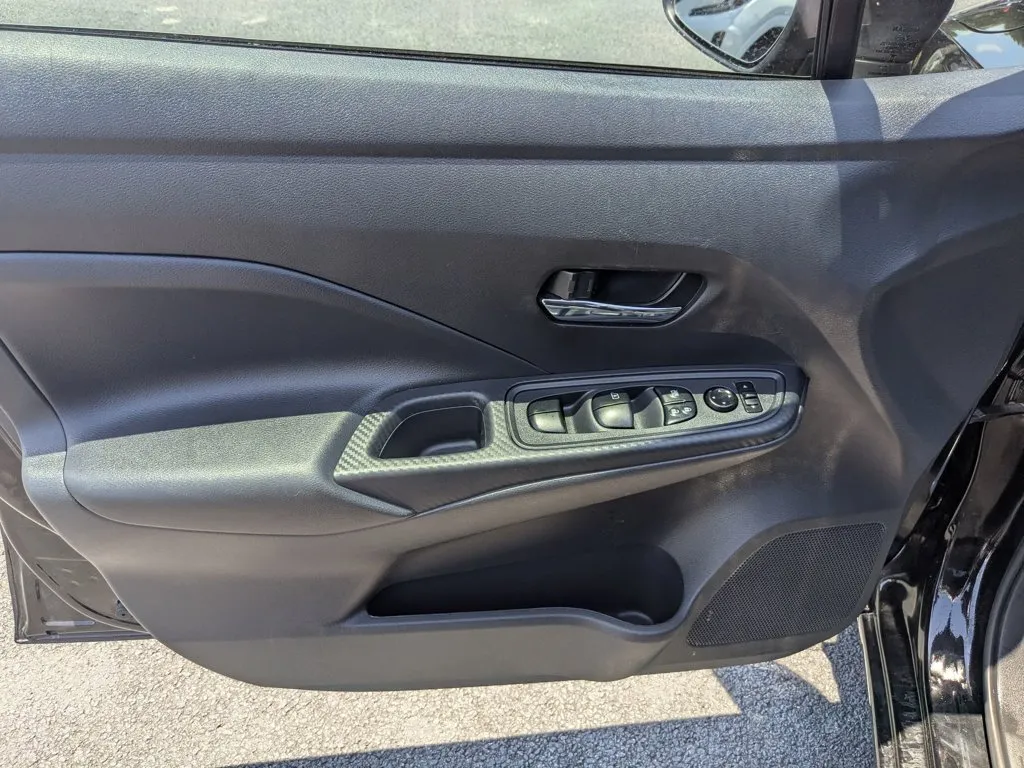 2024 Nissan Versa SV thumbnail 11
