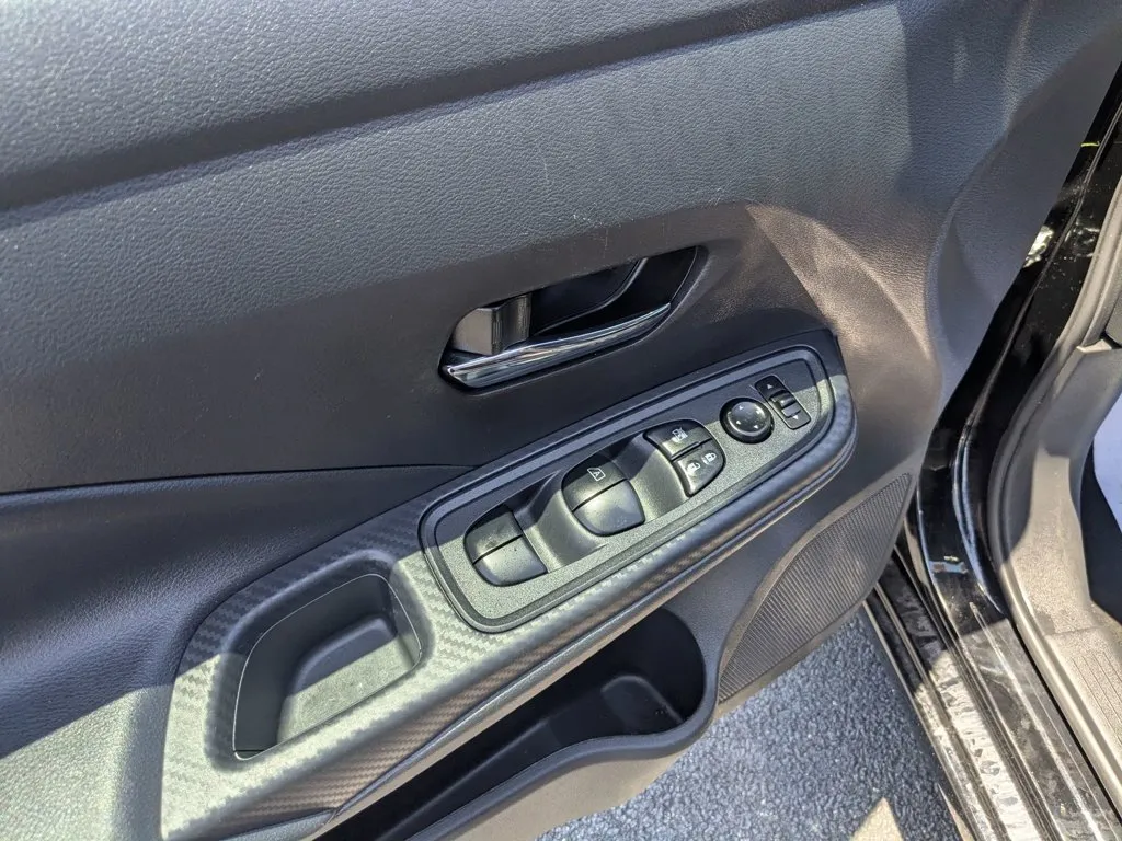 2024 Nissan Versa SV thumbnail 12