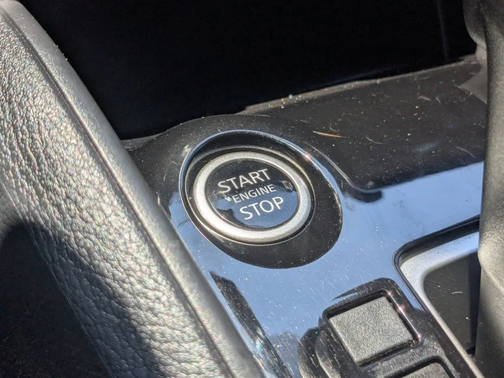 2024 Nissan Versa SV thumbnail 19