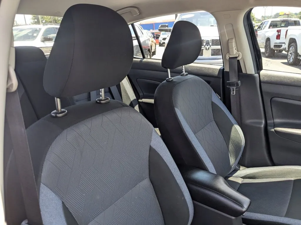 2024 Nissan Versa SV thumbnail 25
