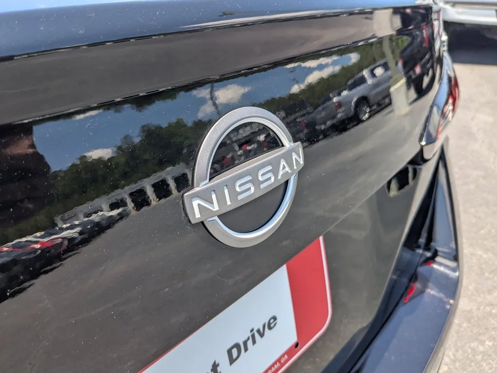 2024 Nissan Versa SV thumbnail 27