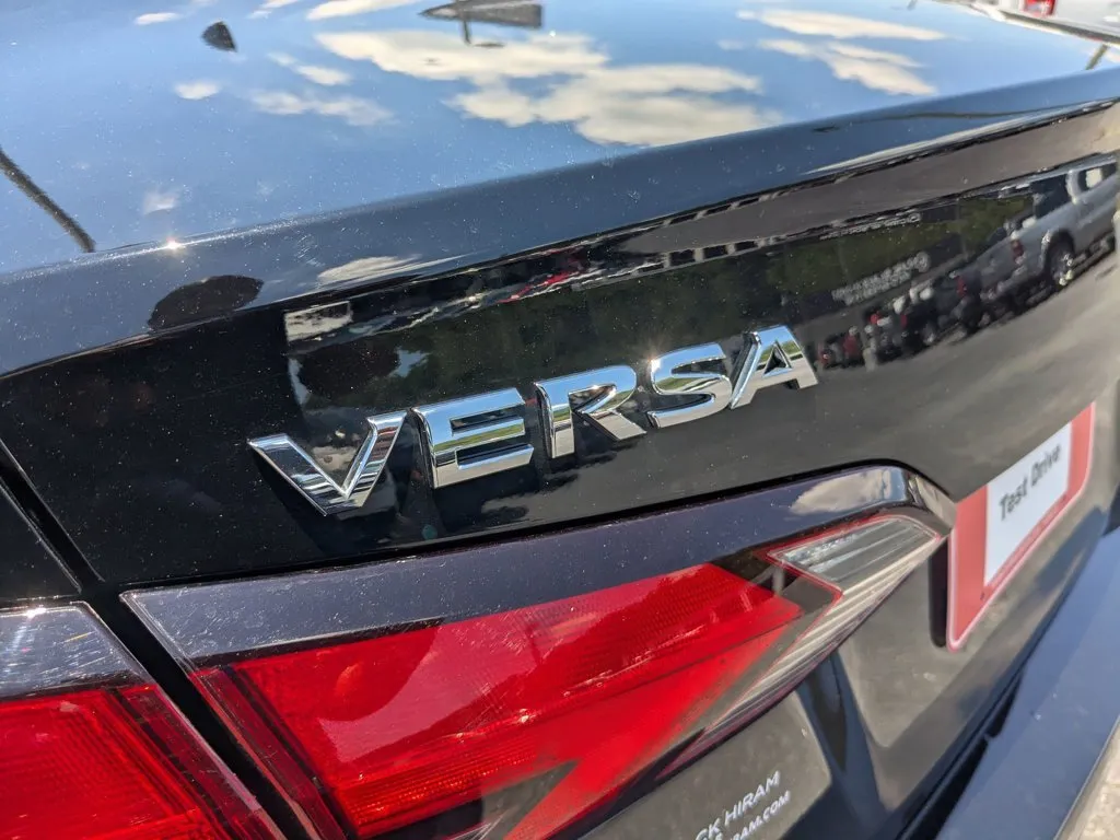 2024 Nissan Versa SV thumbnail 28