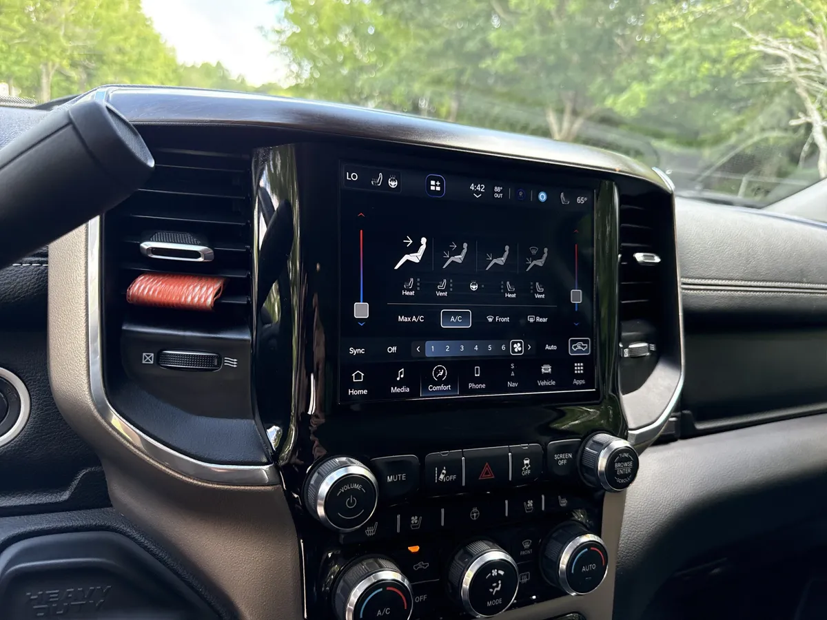2024 Ram 2500 Laramie thumbnail 28