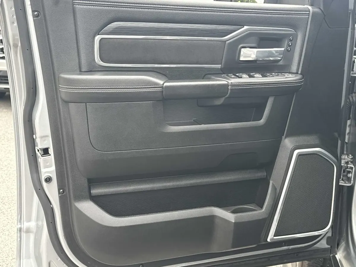 2024 Ram 3500 Laramie thumbnail 11