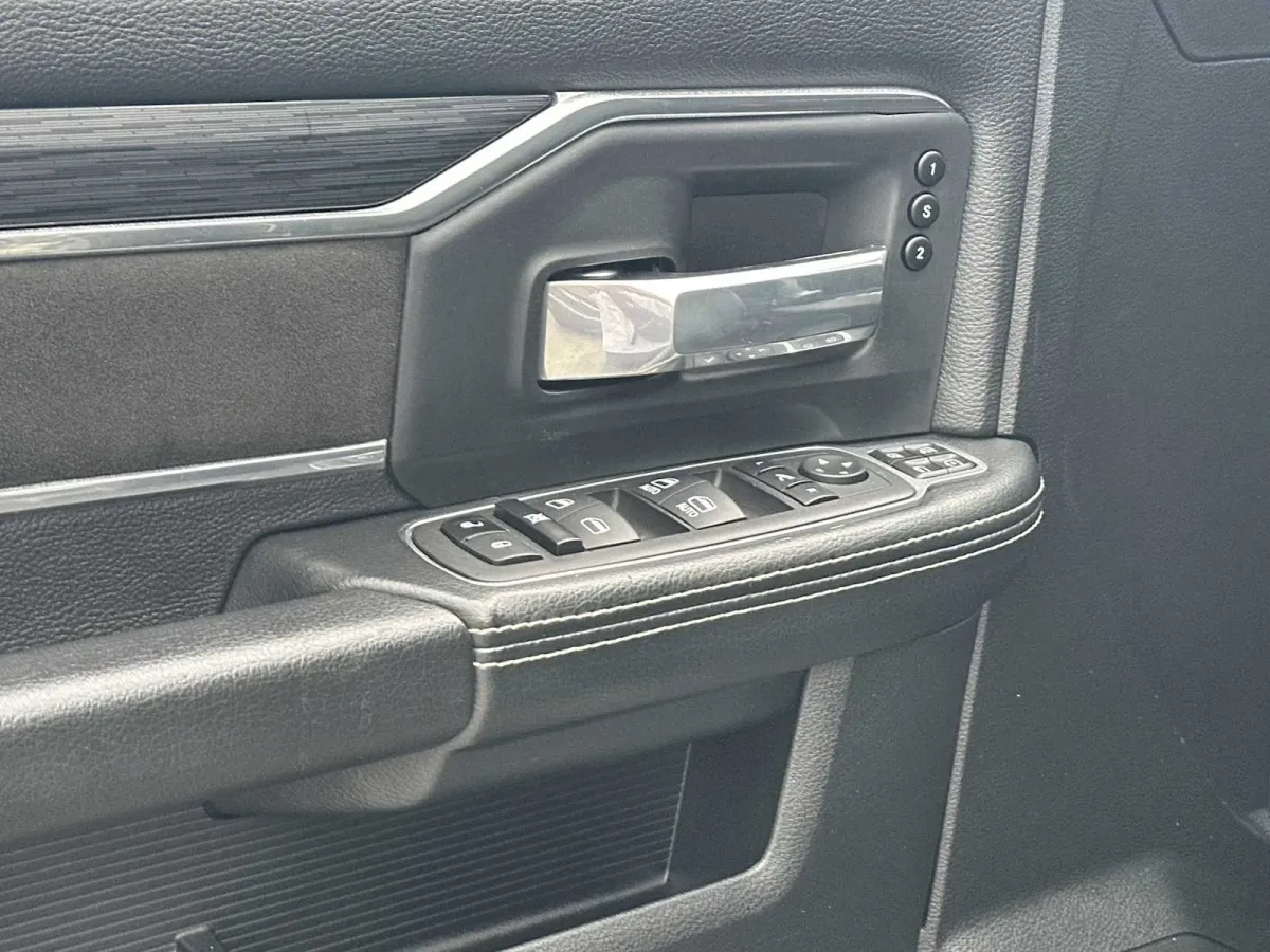 2024 Ram 3500 Laramie thumbnail 12