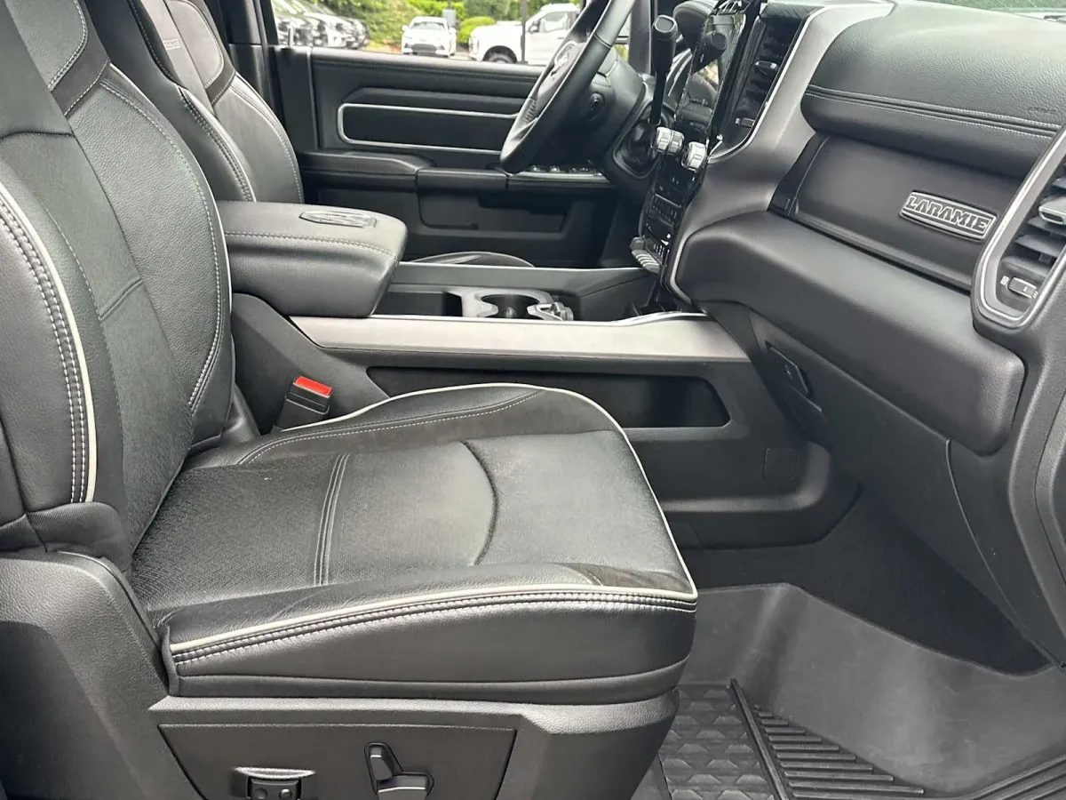 2024 Ram 3500 Laramie thumbnail 17