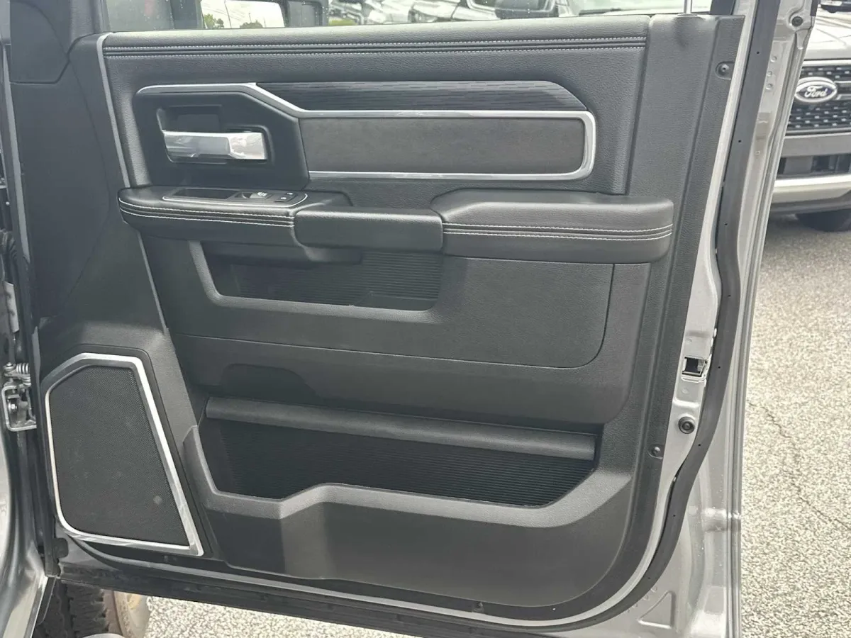 2024 Ram 3500 Laramie thumbnail 20