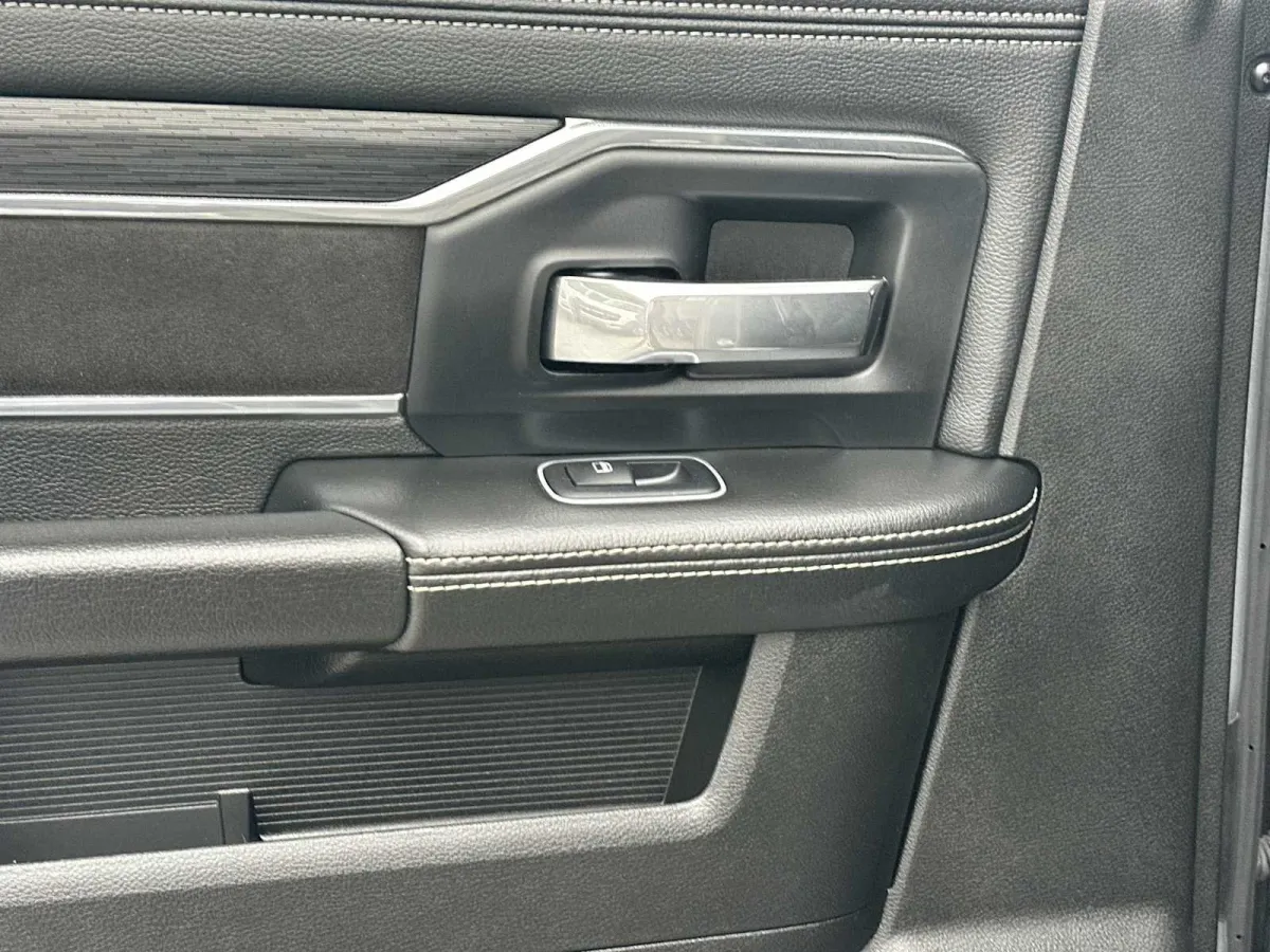 2024 Ram 3500 Laramie thumbnail 27