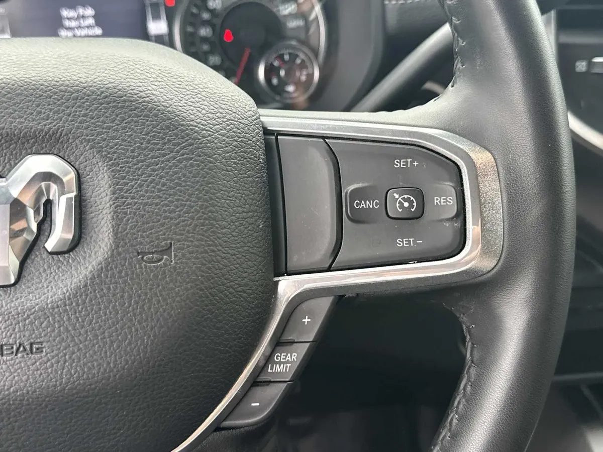2024 Ram 3500 Laramie thumbnail 32