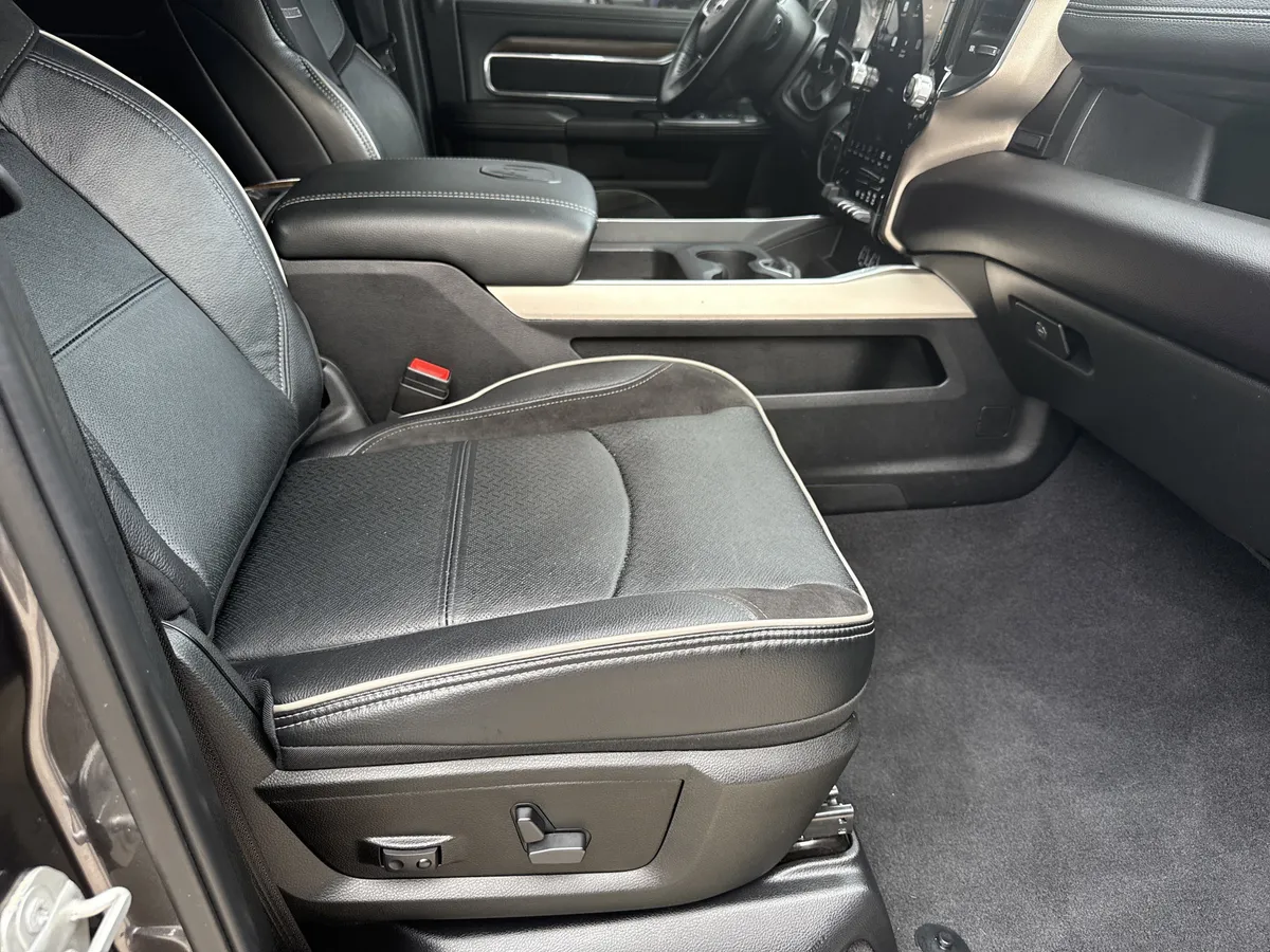 2024 Ram 3500 Laramie thumbnail 15
