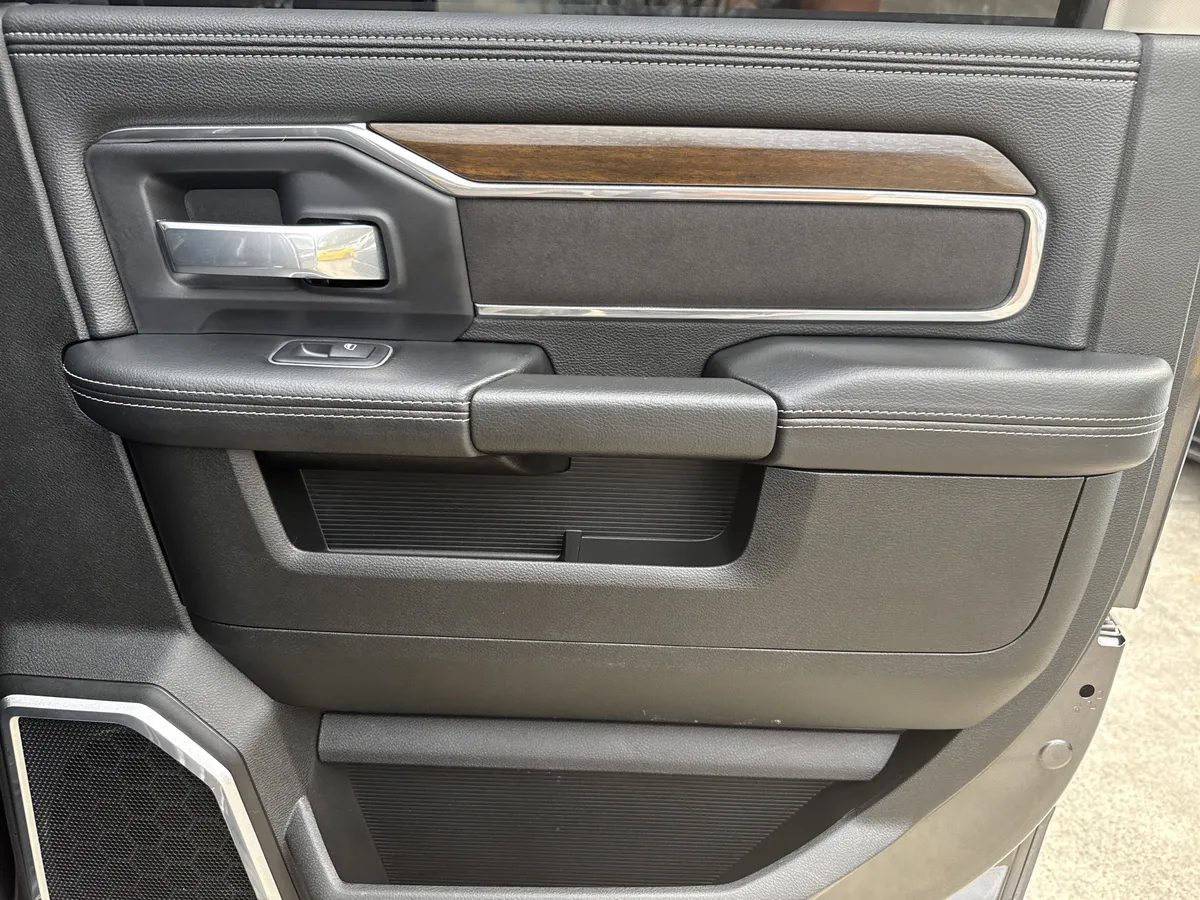 2024 Ram 3500 Laramie thumbnail 18