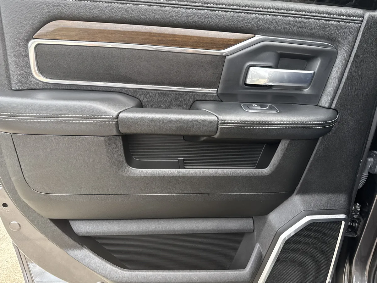 2024 Ram 3500 Laramie thumbnail 23