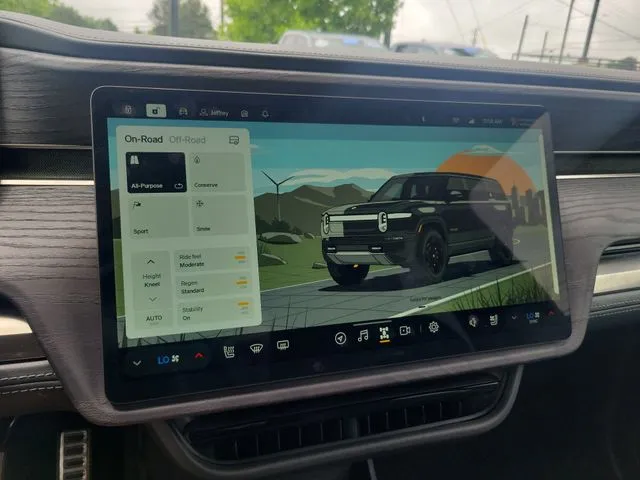 2024 Rivian R1S Adventure Quad Motor Large Pack thumbnail 21