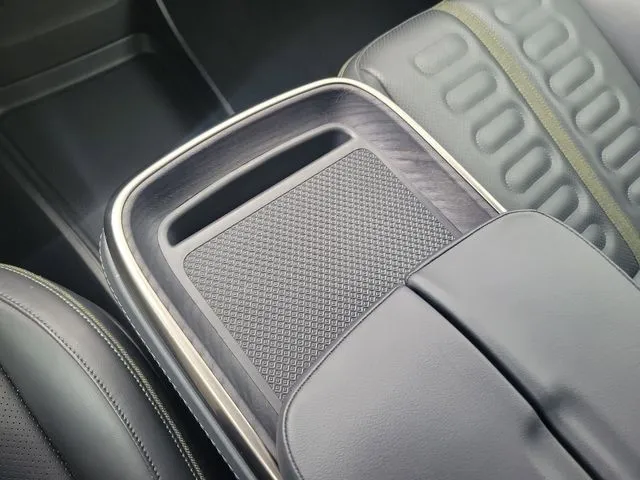 2024 Rivian R1S Adventure Quad Motor Large Pack thumbnail 25