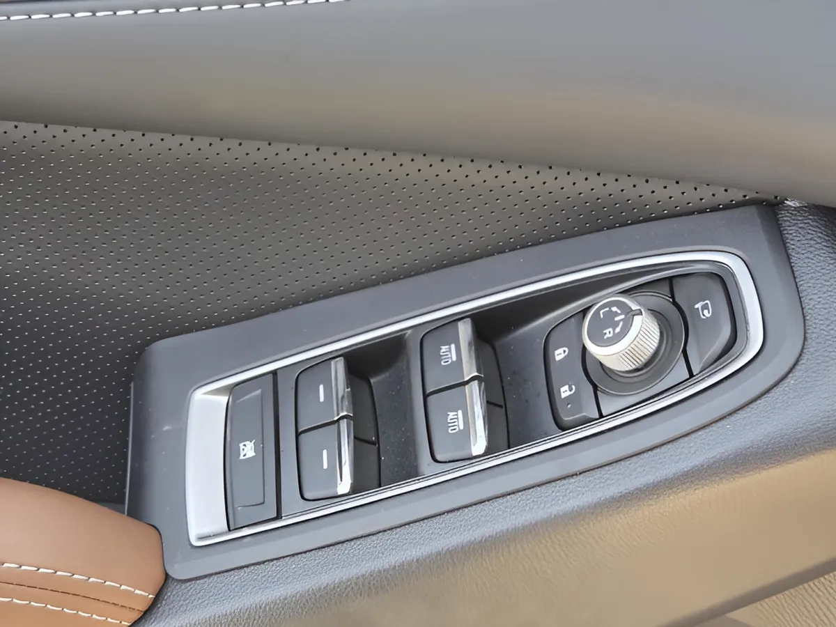 2024 Subaru Ascent Touring 7-Passenger thumbnail 28