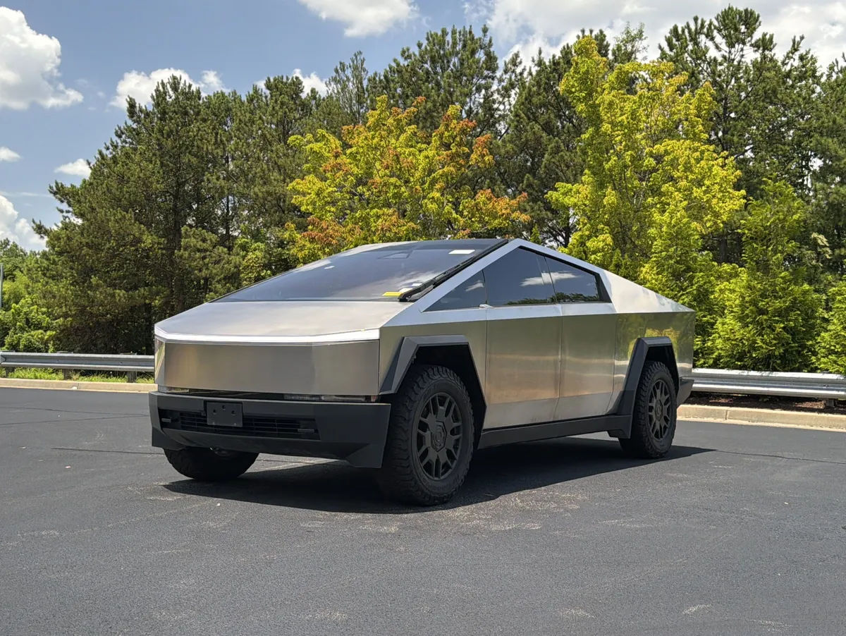 2024 Tesla Cybertruck thumbnail 10
