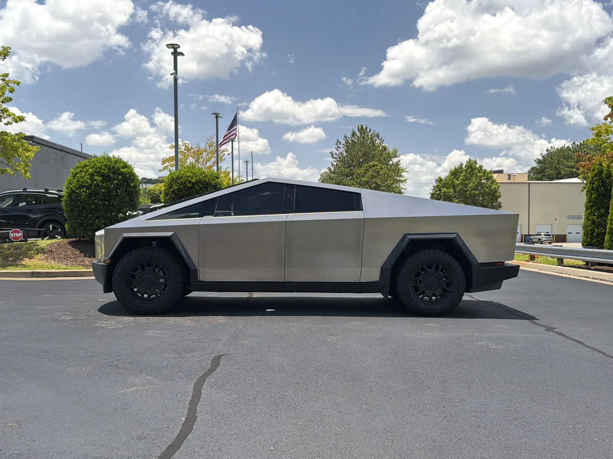 2024 Tesla Cybertruck thumbnail 11