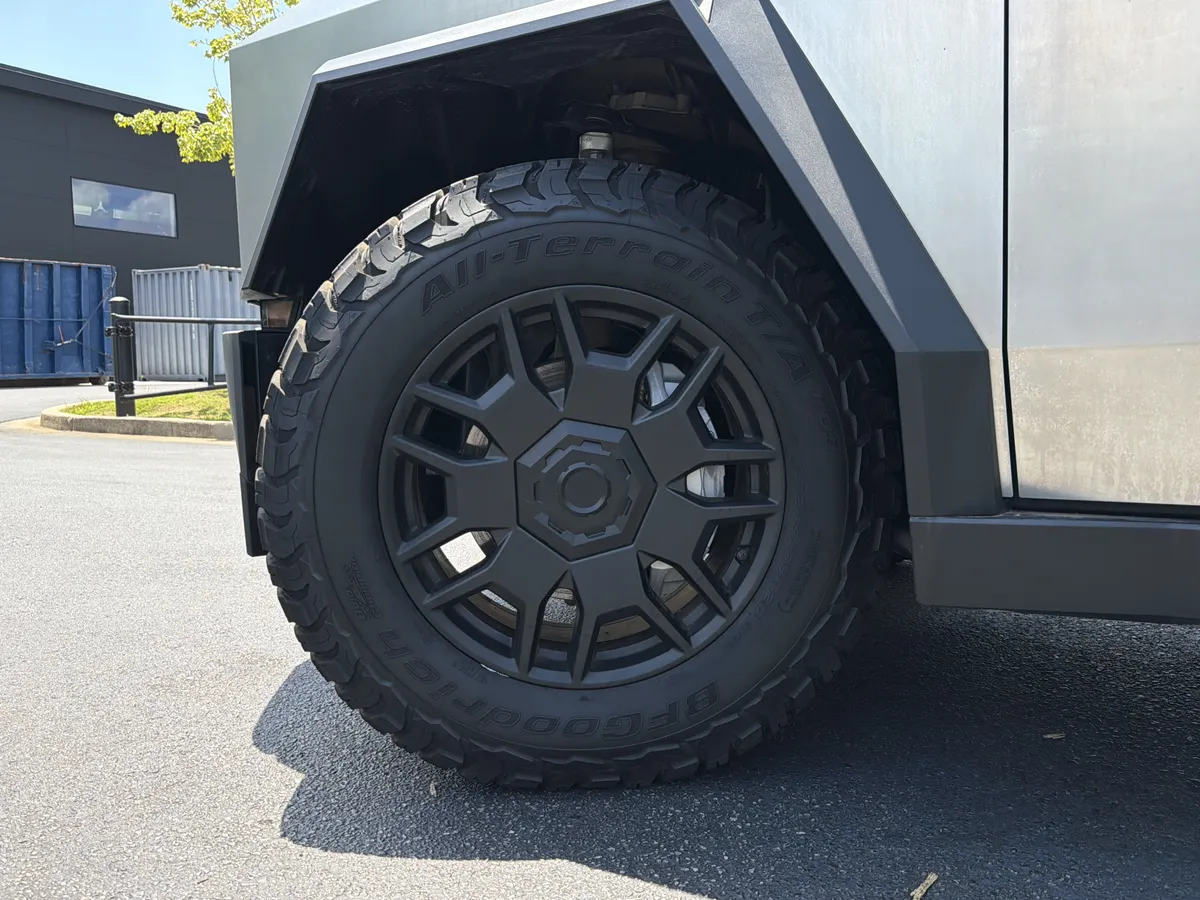 2024 Tesla Cybertruck thumbnail 14